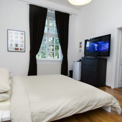 Double Room at Galeria Rooms - a cosy bedroom with a comfortable bed, a sleek TV, and a large window.