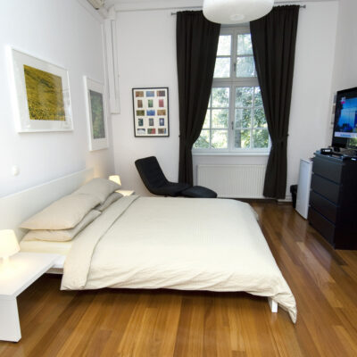 Double Room at Galeria Rooms - a cosy bedroom with a comfortable bed, a sleek TV, and a large window.