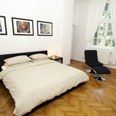 Double Room at Galeria Rooms - a cosy bedroom with a comfortable bed, a sleek TV, and a large window.