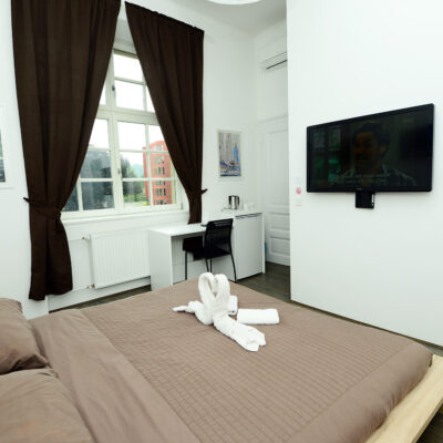 Double Room at Galeria Rooms - a cosy bedroom with a comfortable bed, a sleek TV, and a large window.